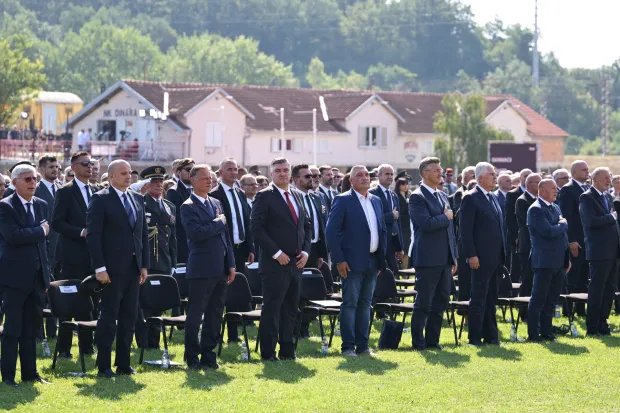 05.08.2026., Knin &ndash; Na stadionu NK Dinara odrzava se sredisnja svecanost obiljezavanja 31. obljetnice VRO Oluja. Dio programa s kninske tvrdjave, ukljucujuci tradicionalnu ceremoniju podizanja zastave Republike Hrvatske u kojoj sudjeluju predstavnici hrvatskih branitelja i stradalnika Domovinskog rata, prati se putem videozida na stadionu i sredisnjem gradskom trgu. Photo: Igor Soban/PIXSELL