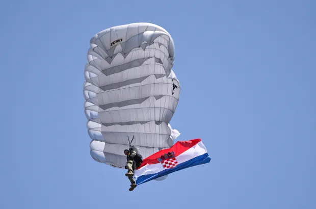 05.08.2026., Knin &ndash; Na stadionu NK Dinara odrzava se sredisnja svecanost obiljezavanja 31. obljetnice VRO Oluja. Dio programa s kninske tvrdjave, ukljucujuci tradicionalnu ceremoniju podizanja zastave Republike Hrvatske u kojoj sudjeluju predstavnici hrvatskih branitelja i stradalnika Domovinskog rata, prati se putem videozida na stadionu i sredisnjem gradskom trgu. Photo: Igor Soban/PIXSELL