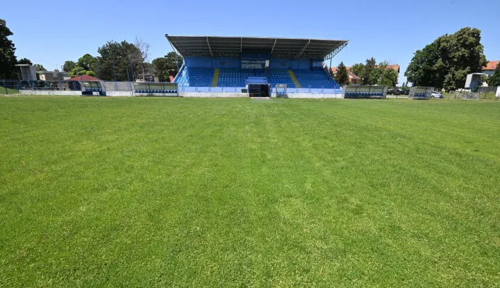 Vukovar, 16.06.2026. - Na Gradskom stadionu Borovo naselje održana je zajednička konferencija za medije gradonačelnika Grada Vukovara Marijana Pavličeka i župana Vukovarsko-srijemske županije Ivana Bosančića.&nbsp;Tema konferencije je donatorska kampanja "I ti si Vukovar" za izgradnju Stadiona 12 hrvatskih redarstvenika, a tom je prigodom župan najavio donaciju Vukovarsko-srijemske županije. foto HINA/Gordan PANIĆ/ gp