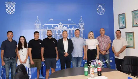 NA&Scaron;ICEU uredu gradonačelnika održan je svečani prijem za vrhunske sporta&scaron;e koji svojim izvanrednim rezultatima na nacionalnoj i međunarodnoj razini promiču ime svoga grada. U sredi&scaron;tu pozornosti bili su &scaron;ahistica Ena Cvitan, nedavna osvajačica Prvenstva Mediterana i članica &Scaron;K-a Slavonac Nexe Na&scaron;ice, te državni prvaci u &scaron;aranskom ribolovu Luka Brkanić i Karlo Glu&scaron;ac, uz Davida Valentu koji nije mogao nazočiti prijemu, članovi &Scaron;UD-a &Scaron;aran Na&scaron;ice. kolovoz 2026.