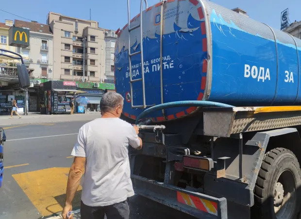Beograd, 6.8.2026.- Sindikat radnika gra?evinarstva zatra?io je u ?etvrtak da preporuke srbijanskog ministarstva rada poslodavcima o re?imu rada i za?tite zaposlenika na otvorenom tijekom sve ?e??ih toplinskih valova postanu zakonska odredba jer su sad neobvezuju?e i nedosledno se primjenjuju. foto HINA/ Velimir Ili?/ ua