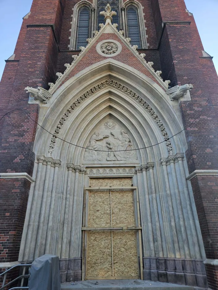 SREDI&Scaron;NJI KAMENI PORTAL KONKATEDRALE