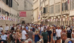 16.08.2025., Dubrovnik - Velika fluktuacija turista pokazuje da je Dubrovnik jos uvijek jedna od najomiljenijih destinacija na Jadranu. Stradun, poznat i kao Placa, glavna je ulica u Dubrovniku i glavno mjesto okupljanja turista. Ulica je pjesacka zona i srediste mnogih aktivnosti, a duz nje se nalaze brojne trgovine, kafici, restorani i povijesne znamenitosti. Turisti cesto setaju Stradunom, fotografiraju se i uzivaju u atmosferi. Photo: Sanjin Strukic/PIXSELL
