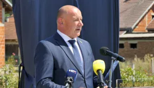 Hrvatska Dubica, 4.8.2026.- U povodu Dana op?ine Hrvatska Dubica sve?ano je otkriven spomenik u ?ast i trajno sje?anje na 39 poginulih hrvatskih branitelja koji su svoje ?ivote polo?ili u obrani Hrvatske Dubice tijekom Domovinskog rata. Na fotografiji ministar hrvatskih brantielja Tomo Medved govori na sve?anosti u Hrvatskoj Dubicifoto HINA/ Nikola Bla?ekovi?/ nb