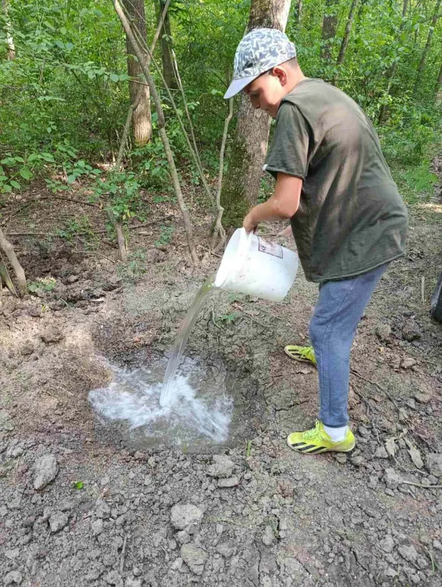 Zbog visokih temperatura i su&scaron;nog razdoblja, bez kapi ki&scaron;e, članovi lovačkih dru&scaron;tava s područja Lovačkog saveza Vukovarsko-srijemske županije aktivno obilaze lovi&scaron;ta, redovito dopunjavaju pojili&scaron;ta i prirodne lokve koje su presu&scaron;ile te dovoze vodu kako bi spasili divljač i ptice od žeđi.KOLOVOZ 2026.