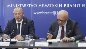 Zagreb, 07.08.2026 - Konferencija za medije na temu nacrta prijedloga izmjena i dopuna Zakona o hrvatskim braniteljima iz Domovinskog rata i članovima njihovih obitelji i Zakona o pravima iz mirovinskog osiguranja djelatnih vojnih osoba, policijskih službenika i ovla&scaron;tenih službenih osoba. Na fotografiji Tomo Medved, Alen Ružić.foto HINA/ Admir BULJUBA&Scaron;IĆ/ abu