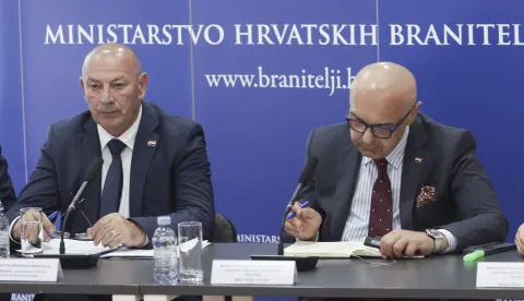 Zagreb, 07.08.2026 - Konferencija za medije na temu nacrta prijedloga izmjena i dopuna Zakona o hrvatskim braniteljima iz Domovinskog rata i članovima njihovih obitelji i Zakona o pravima iz mirovinskog osiguranja djelatnih vojnih osoba, policijskih službenika i ovla&scaron;tenih službenih osoba. Na fotografiji Tomo Medved, Alen Ružić.foto HINA/ Admir BULJUBA&Scaron;IĆ/ abu