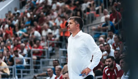 Izbornik hrvatske mu&scaron;ke ko&scaron;arka&scaron;ke reprezentacija Tomislav Mijatović obznanio je u petak popis na kojem se nalaze petnaestorica igrača koji će konkurirati za prve dvije utakmice drugog kruga kvalifikacija za Svjetsko prvenstvo 2027. u Katru, protiv Latvije u Zadru (27. kolovoza) i protiv Nizozemske u Amsterdamu (30. kolovoza).