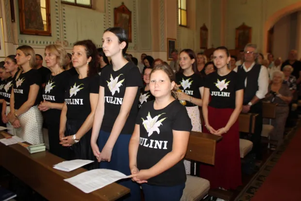 U organizaciji mjesnog Kulturno-umjetničkog dru&scaron;tva "Svilenka", u Buku je u crkvi svetog Jurja mučenika održana 12. Smotra pučkog crkvenog pjevanja u čast i uz blagoslov Gospi Snježnoj.
