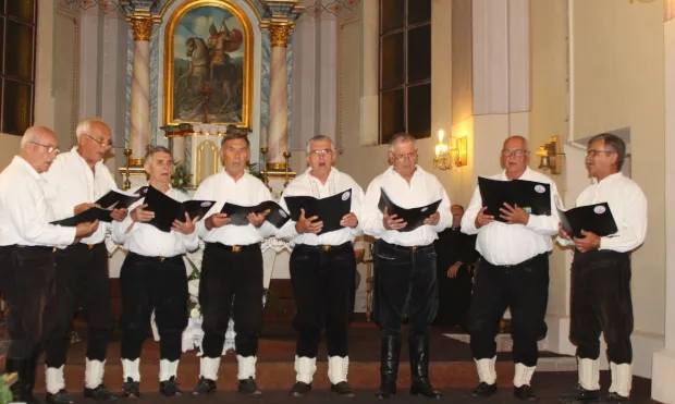 U organizaciji mjesnog Kulturno-umjetničkog dru&scaron;tva "Svilenka", u Buku je u crkvi svetog Jurja mučenika održana 12. Smotra pučkog crkvenog pjevanja u čast i uz blagoslov Gospi Snježnoj.