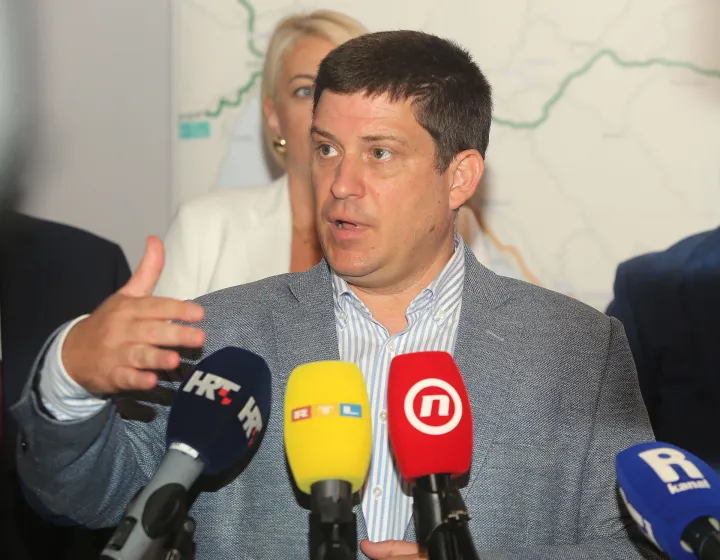 Crikvenica, 31.07.2026. - Potpredsjednik Vlade i ministar mora, prometa i infrastrukture Oleg Butković sudjelovao je na svečanom potpisivanju ugovora za izgradnju poddionice Jadranovo - Selce, na dionici Križi&scaron;će - Selce autoceste A7 Rupa - Žuta Lokva. Na fotografiji potpredsjednik Vlade i ministar mora, prometa i infrastrukture Oleg Butković. foto HINA/ Miljenko KLEPAC/ mk