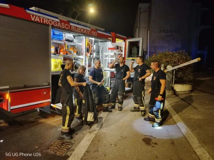Ljetna večer na riječkim Pećinama zamalo se pretvorila u nezamislivu tragediju. Na &Scaron;etali&scaron;tu XIII. divizije, u neposrednoj blizini hotela Jadran, uru&scaron;io se balkon stare, napu&scaron;tene vile dok su se na njemu nalazile dvije mlađe osobe.