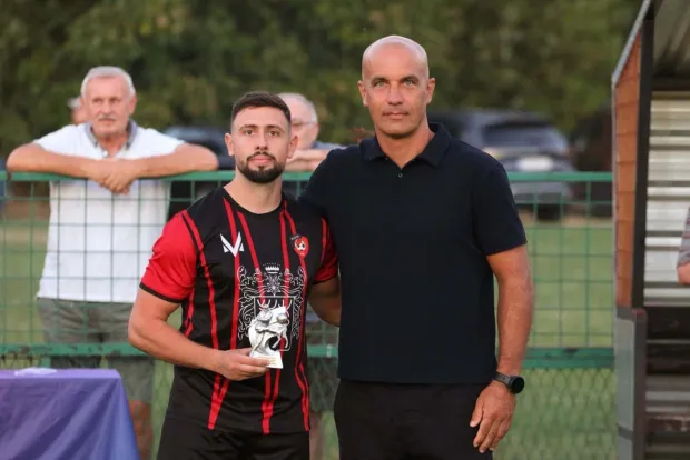 Ivo Smoje uručio je pokal najboljem strijelcu turniraAntoniu Tomasu iz NK ElektraMomčad Elektre pobjednik je 32. Memorijala "Antun Batinić"FOTO: LUCIJA TRAMPUSKOLOVOZ 2026