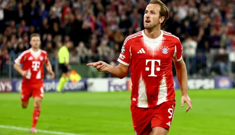 epa12385680 Harry Kane of Munich celebrates with teammates after scoring the 2-0 lead by penalty during the UEFA Champions League league phase match between Bayern Munich and Chelsea in Munich, Germany, 17 September 2025. EPA/ANNA SZILAGYI