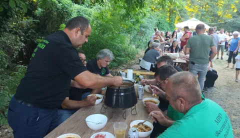 CRKVARI - KOLOVOZ 2026. - Svi su uživali u domaćim jelimaSNIMIO: VLADIMIR GRGURIĆ