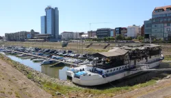 Osijek, 10. 08. 2'026, Zimska luka. Gotovo naukani brod Bijela lađa, i čamci u Zimskoj luci. Ekstremno nizak vodostaj na rijeci Dravi, gotovo svakodnevno se obaraju povjesni rekordi....slobdonjak, ilustracija.snimio GOJKO MITIĆ