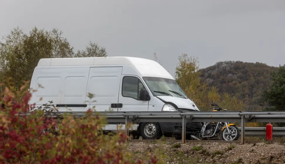 26.10.2023.,Gosipc - Dvije su osobe poginule u sudaru motocikla i kombi vozila u cetvrtak u ranim jutarnjim satima na autocesti A1 kod Gospica. Nesreca se dogodila oko 4:30 sati, a sudarili su se motocikl zadarski registracija i kombi ogulinskih oznaka Promet izmedju Gospica i Sv. Roka je u prekidu i odvija se obilazno drzavnom cestom kroz Gospic. Photo: Nikola Mraovic/PIXSELL
