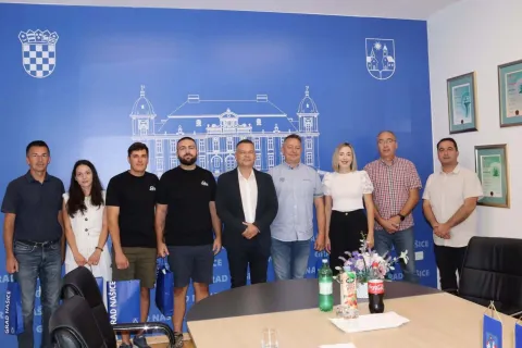 NA&Scaron;ICEOdržan je sastanak sudionika 26. Dana slavonske &scaron;ume kojemu su uz gradonačelnika Kre&scaron;imira Ka&scaron;ubu nazočili i direktorica Turističke zajednice Ines Resler, predsjednik Mjesnog odbora Darko Cerovski te predstavnik Uprave &scaron;uma Podružnice Na&scaron;ice Dražen Ganzberger.2026.