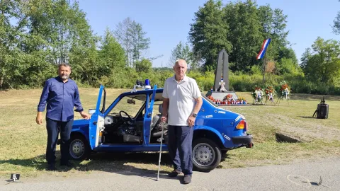 HUMLJANI/PU&Scaron;INA - Josip Jurković i Franjo Sterle kolege poginulog Stjepan Mlakara pokraj policijskog automobila u kakvom su stradaliSNIMIO: VLADIMIR GRGURIĆ 