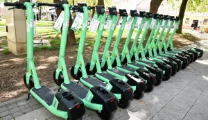 slavonija...vinkovci...13.04.2022.gradski park; uvodjenje sustava bolt elektricnih romobila u vinkovcima; 150 bolt elektricnih romobila biti ce rasporedjeno na 14 lokacija u gradu; predstavljen sustav koristenja romobila i romobili:foto Gordan Panić