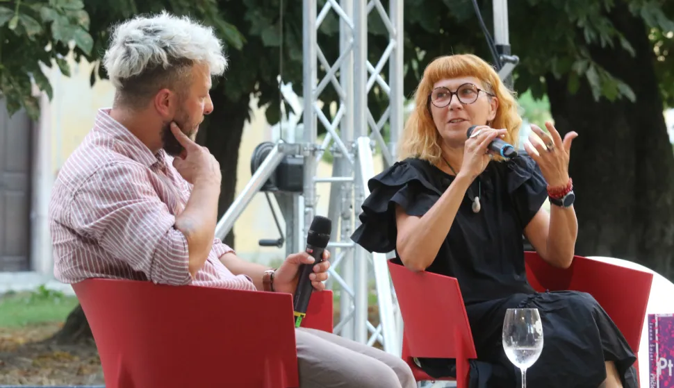 Osijek, 11. 08. 2026, OLJK, dvori&scaron;te Prehrambeno - tehnolo&scaron;kog fakulteta, PTF. Autori u gostima - GISKO preporučuje: Ivana &Scaron;ojat: Ptičica, književni susret.snimio GOJKO MITIĆ