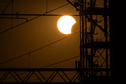 12.08.2026., Zagreb - Pogled na djelimicnu pomrcinu sunca prije zalaska kod cementare u Podsusedu Photo: Emica Elvedji/PIXSELL