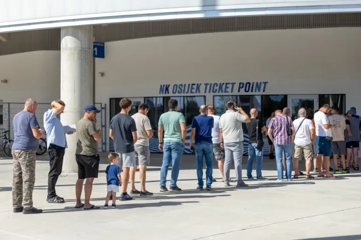 RED ZA ULAZNICE NA OPUS ARENI UOČI UTAKMICE OSIJEK - LOKOMOTIVAKOLOVOZ 2026. OPUS ARENAUSTUPLJENA FOTOGRAFIJA