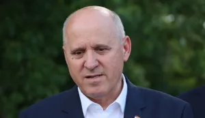 Nova Gradi&scaron;ka, 27.05.2026. - HDZ-ovi kandidati na prijevremenim lokalnim izborima u Novoj Gradi&scaron;ki predstavili su rje&scaron;enja za unapređenje stambene infrastrukture u gradu, a ministar Bačić dao im je podr&scaron;ku te istaknuo važnost suradnje lokalne i državne vlasti u realizaciji infrastrukturnih projekata. Na fotografiji Branko Bačić. foto HINA/ Dubravka KOVAČIĆ/ tm