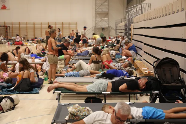 13.08.2026., Omis - Zbog pozara koji je zahvatio Omis, evakuirani su brojni gradjani i turisti. Zbog evakuacije smjesteni su i prenocili su u gradskoj sportskoj dvorani Ribnjak. Photo: Ivana Ivanovic/PIXSELL