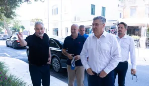 Omi&scaron;, 14.08.2026. - Predsjednik RH Zoran Milanović do&scaron;ao u Omi&scaron; gdje se sastao s gradonačelnikom i predstavnicima vatrogasne zajednice.foto HINA/ Miroslav Lelas/ lm
