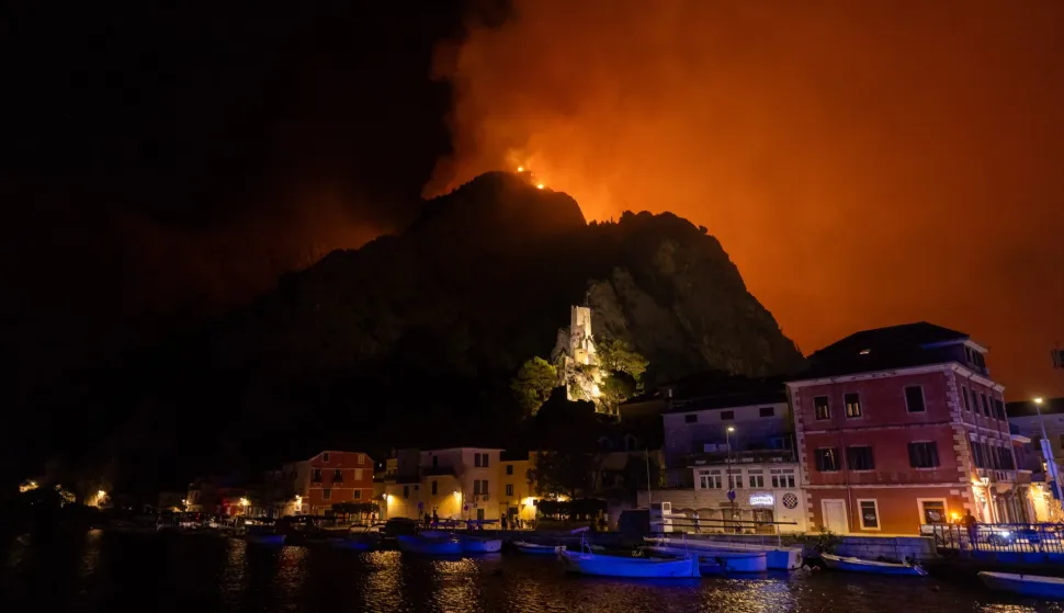 Omi&scaron;, 14.08.2026. - Veliki požar koji je večeras buknuo u Lokvi Rogoznici pro&scaron;irio se tijekom noći prema Omi&scaron;u. foto HINA/ Miroslav LELAS/ ls