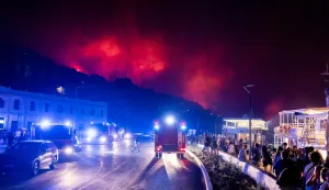 Omi&scaron;, 14.08.2026. - Večeras je u Lokvi Rogoznici kod Omi&scaron;a izbio požar. "Situacija na požari&scaron;tu je jako te&scaron;ka, a pred vatrogascima je te&scaron;ka noć", kazao je glavni vatrogasni zapovjednik Slavko Tucaković dodajući kako je na terenu vi&scaron;e od 100 vatrogasaca iz vi&scaron;e priobalnih županija. foto HINA/ Miroslav LELAS/ ls