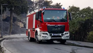 Omi&scaron;, 14.08.2026. - Požar koji je sinoć planuo u Lokvi Rogoznici pro&scaron;irio se do Omi&scaron;a. U bolnicu je prebačeno preko 20 ozlijeđenih, a nastala je i velika materijalna &scaron;teta. Vatrogasci se jo&scaron; bore s vatrom uz pomoć kanadera koji su poletjeli jutros.foto HINA/ Miroslav Lelas/ lm
