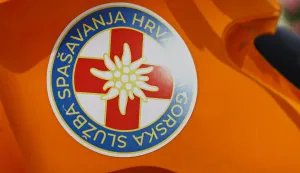 Biokovo, 20.06.2024. - Hrvatska gorska služba spa&scaron;avanja u parku prirode Biokovo. Na fotografiji logo, znak, natpis, Hrvatska gorska služba spa&scaron;avanja. foto HINA/ Jure DIVIĆ/ ml
