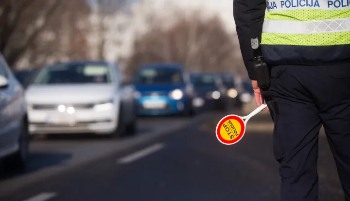 Zagreb, 23.12.2017 - Povodom nadolazećih blagdana, u cijeloj Republici Hrvatskoj pa tako i na području PU zagrebačke provodi se akcija nadzora vožnje pod utjecajem alkohola, nepridržavanja ograničenja brzine, kori&scaron;tenja sigurnosnog pojasa i za&scaron;titne kacige, nepropisnog kori&scaron;tenja mobitela te ostalih prekr&scaron;aja koji ugrožavaju sigurnost cestovnog prometa. Na fotografiji pripadnik policije sa znakom "Stop".foto HINA/ Daniel KASAP/ dk