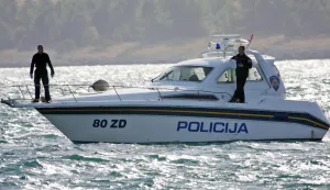 Posedarje, 29.10.2008 - Zadarskoj policiji jutros je prijavljen nestanak 48-godi?njeg ribara Zorana ?. iz Posedarja. Ribar se sino? zaputio na more vlastitim gumenim brodom. Kako se nije vratio, nestanak je jutros prijavio njegov brat. Ubrzo je prona?en gumeni brod uz obli?nju uvalu u mjestu, a za ribarom je nastavljena potraga.foto FaH/ ua