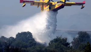 Zadar, 04.08.2026. - Oko 14 sati ponovno se razbuktao požar guste borove &scaron;ume u zadarskom gradskom naselju Novi Bokanjac. Vatra se aktivirala na jednom dijelu, pu&scaron;e jak zapadni vjetar i u pomoć su pozvana četiri kanadera.KANADERFoto HINA/Zvonko KUCELIN