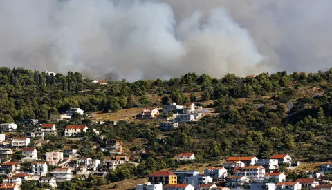 Čiovo, Slatine, 27.07.2023. - Tijekom poslijepodneva buknuo je veliki požar na otoku Čiovu kojeg su gasile brojne zemaljske i zračne vatrogasne snage.foto HINA/ Miroslav LELAS/ lm