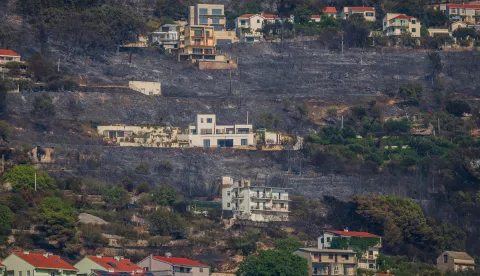 13.08.2026., Omis: Pogled na izgoreni dio Omisa prometan sa Usca rijeke Cetine. Photo: Zvonimir Barisin/PIXSELL