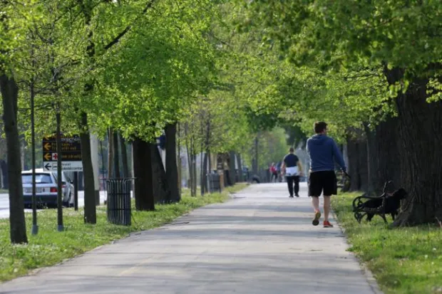 OSIJEK, 13. 04. 2020, USKRSNI PONEDJELJAK, OKO 18 SATI, MNOGI GRAРANI SU ISKORISTILI ZA ODLAZAK NA ZRAK I U ЉETNJU. ЉETALЉTE UZ DRAVU, OSJEИKI PARKOVI, EUROPSKA AVENIJA... SLOBODNJAK. KORONA VIRUS, COVID-19.snimio GOJKO MITIЖ