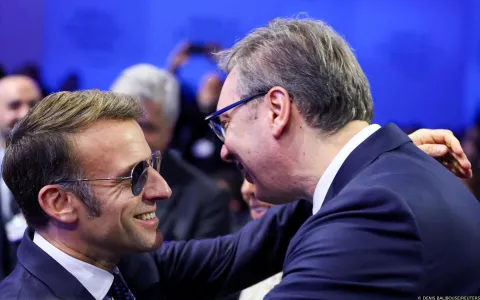 France's President Emmanuel Macron wears sunglasses as he meets with Serbia's President Aleksandar Vucic meet at the 56th annual World Economic Forum (WEF) meeting in Davos, Switzerland, January 20, 2026. REUTERS/Denis Balibouse Photo: DENIS BALIBOUSE/REUTERS