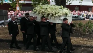 This video grab taken from an AFPTV video shows pallbearers carrying the casket of Welsh singer Bonnie Tyler as it arrives at St. Mary's Church for a "celebration of life" ceremony in Swansea, Wales on August 17, 2026. Welsh singer Bonnie Tyler, best known for her hit love song "Total Eclipse of the Heart", died in Portugal in July 2026 at the age of 75. (Photo by Lidia PEDRO/AFPTV/AFP)