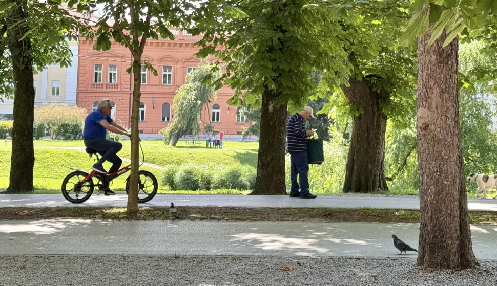 Karlovac, 02. 06. 2025., vožnja biciklom, bicikl, umirovljenik, umirovljenici, park, hlad, vrućina, ljeto, slobodnjak, slobodnjaciSNIMIO BRUNO JOBST