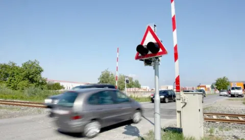 snimio Davor KIBEL,Osijek, 05.05.2014. pruni prijelaz u Industrijskoj zoni, ne radi rampa ni svjetlosna signalizacija