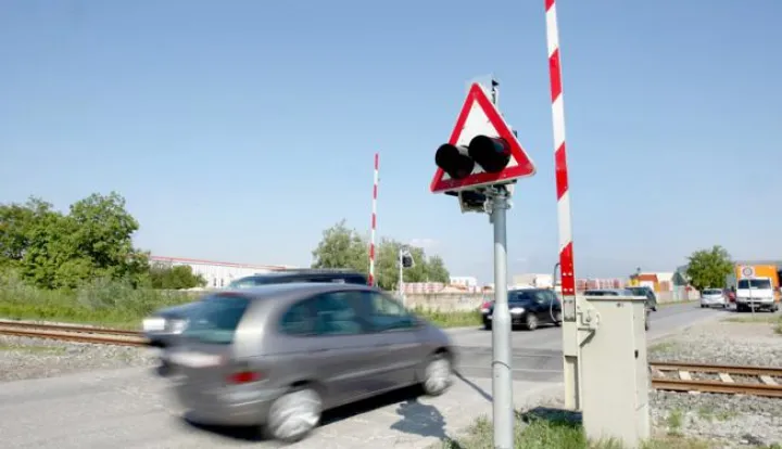 snimio Davor KIBEL,Osijek, 05.05.2014. pruni prijelaz u Industrijskoj zoni, ne radi rampa ni svjetlosna signalizacija