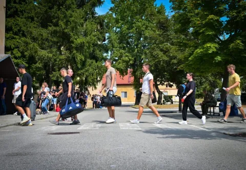 VINKOVCITreći nara&scaron;taj ročnika započeo je temeljno vojno osposobljavanje (TVO) u vojarnama Oružanih snaga Republike Hrvatske, a prvi put i u vojarni 5. gardijske brigade Slavonski sokolovi u Vinkovcima. Od ukupno 1000 ročnika i ročnica, 300 će se obučavati u Kninu, 400 u Požegi, 200 u Slunju i prvi put 100 u Vinkovcima.kolovoz 2026.