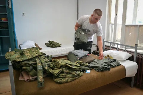 VINKOVCITreći nara&scaron;taj ročnika započeo je temeljno vojno osposobljavanje (TVO) u vojarnama Oružanih snaga Republike Hrvatske, a prvi put i u vojarni 5. gardijske brigade Slavonski sokolovi u Vinkovcima. Od ukupno 1000 ročnika i ročnica, 300 će se obučavati u Kninu, 400 u Požegi, 200 u Slunju i prvi put 100 u Vinkovcima.kolovoz 2026.