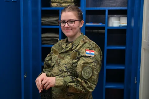 VINKOVCITreći nara&scaron;taj ročnika započeo je temeljno vojno osposobljavanje (TVO) u vojarnama Oružanih snaga Republike Hrvatske, a prvi put i u vojarni 5. gardijske brigade Slavonski sokolovi u Vinkovcima. Od ukupno 1000 ročnika i ročnica, 300 će se obučavati u Kninu, 400 u Požegi, 200 u Slunju i prvi put 100 u Vinkovcima.kolovoz 2026.
