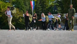 VINKOVCITreći nara&scaron;taj ročnika započeo je temeljno vojno osposobljavanje (TVO) u vojarnama Oružanih snaga Republike Hrvatske, a prvi put i u vojarni 5. gardijske brigade Slavonski sokolovi u Vinkovcima. Od ukupno 1000 ročnika i ročnica, 300 će se obučavati u Kninu, 400 u Požegi, 200 u Slunju i prvi put 100 u Vinkovcima.kolovoz 2026.