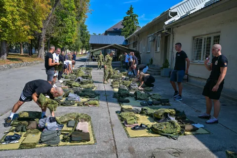 VINKOVCITreći nara&scaron;taj ročnika započeo je temeljno vojno osposobljavanje (TVO) u vojarnama Oružanih snaga Republike Hrvatske, a prvi put i u vojarni 5. gardijske brigade Slavonski sokolovi u Vinkovcima. Od ukupno 1000 ročnika i ročnica, 300 će se obučavati u Kninu, 400 u Požegi, 200 u Slunju i prvi put 100 u Vinkovcima.kolovoz 2026.